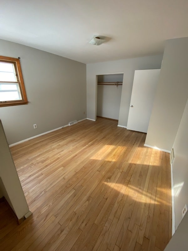 Building Photo - Beautiful 3 bedroom Milwaukee Lower Unit