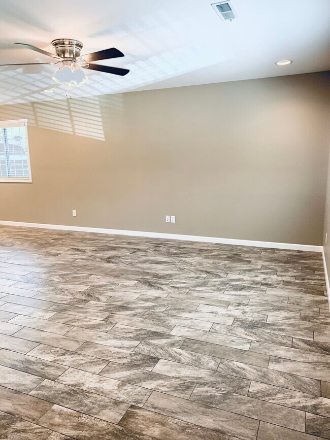 Building Photo - 708 W 20th St