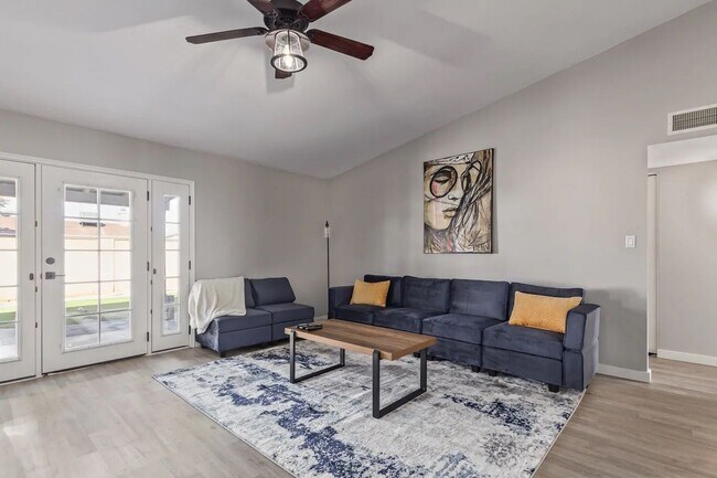 Building Photo - Stunning FURNISHED 3 bedroom 2 bathroom ho...