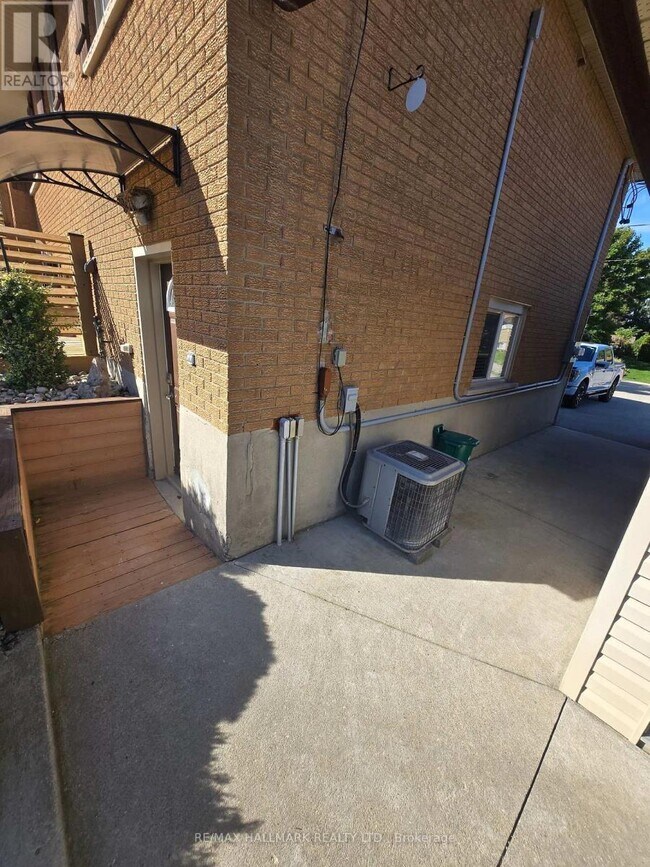 Building Photo - 18 Summerside Crescent