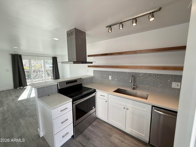 Building Photo - 3140 E Glenrosa Ave