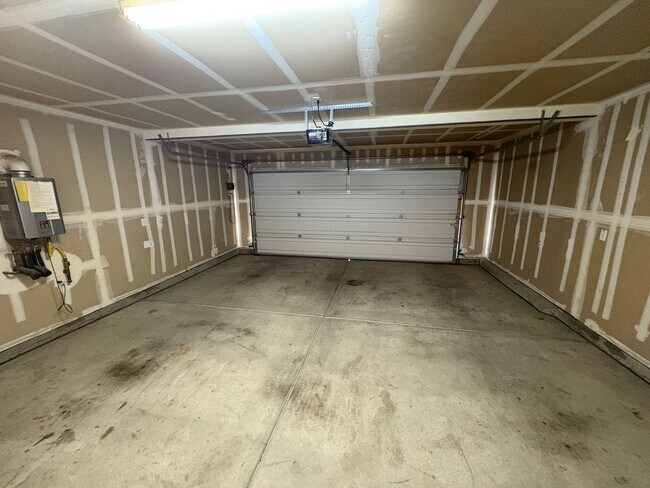 Foto del edificio - Two story home Available Now!