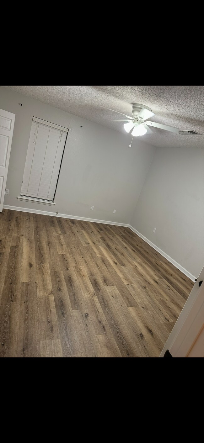 Foto del edificio - 14732 Hooper Rd