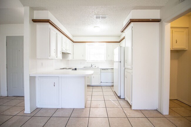 Foto del edificio - Pre Leasing - April 15th 2026 - Great 3 bedroom 2 bathroom house in South Lubbock!