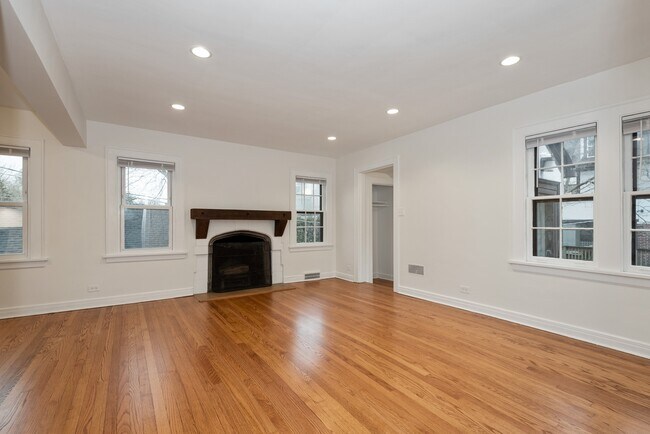 Foto del edificio - 618 1/2 Sheridan Rd