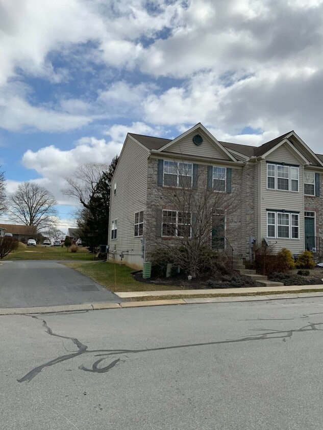 300 Knollwood Rd, Millersville, PA 17551 House Rental in Millersville