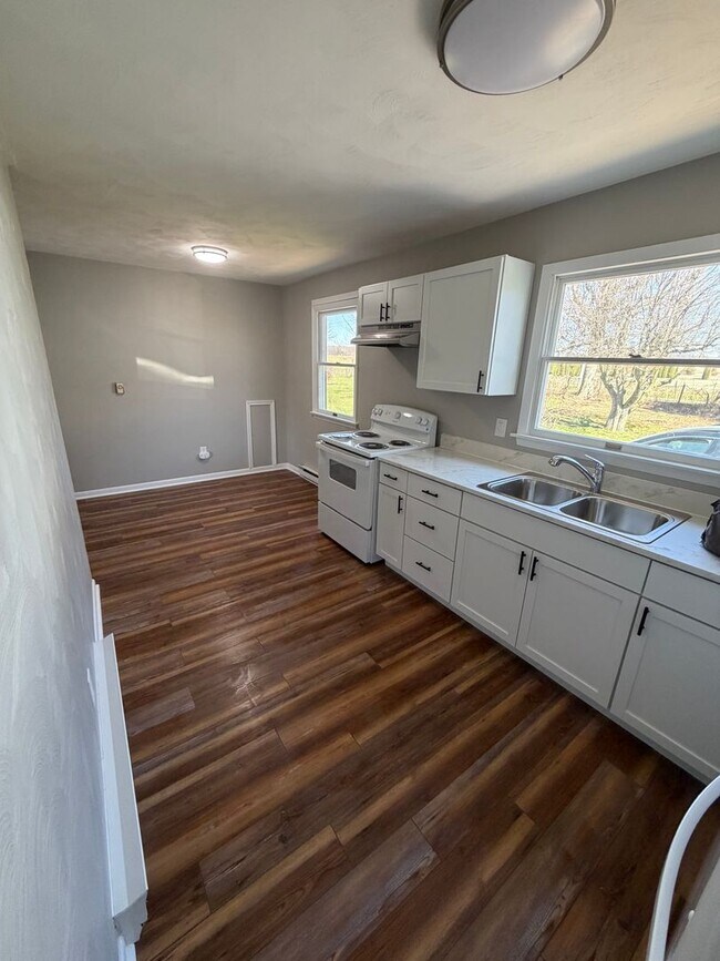 Building Photo - Updated 3 bedroom ranch with a 2 car garage