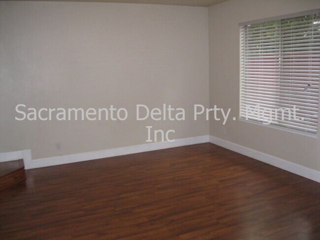 Building Photo - 4 bed/2.5 bath Tahoe Park Condo