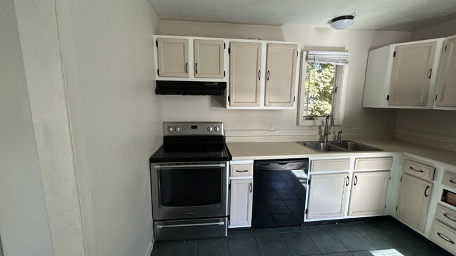 Building Photo - Spacious 4-Bedroom Apartment for Rent in S...