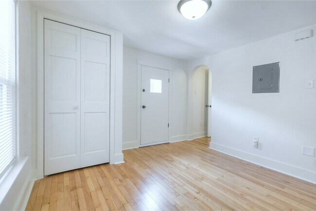 Building Photo - 836 E Dayton St