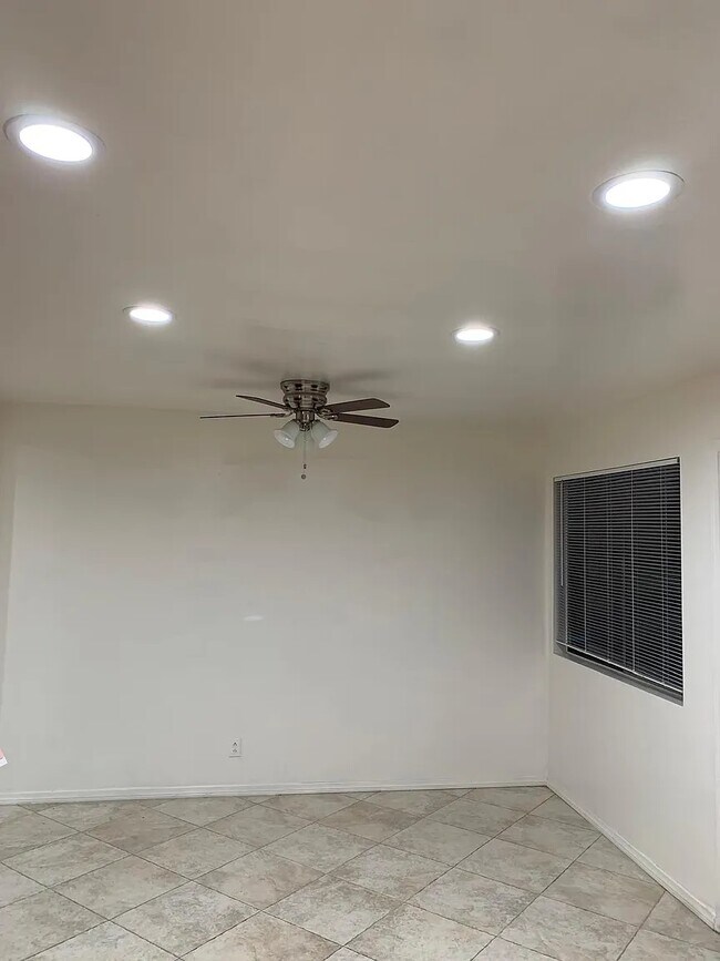 Foto del edificio - 12737 Barlin Ave