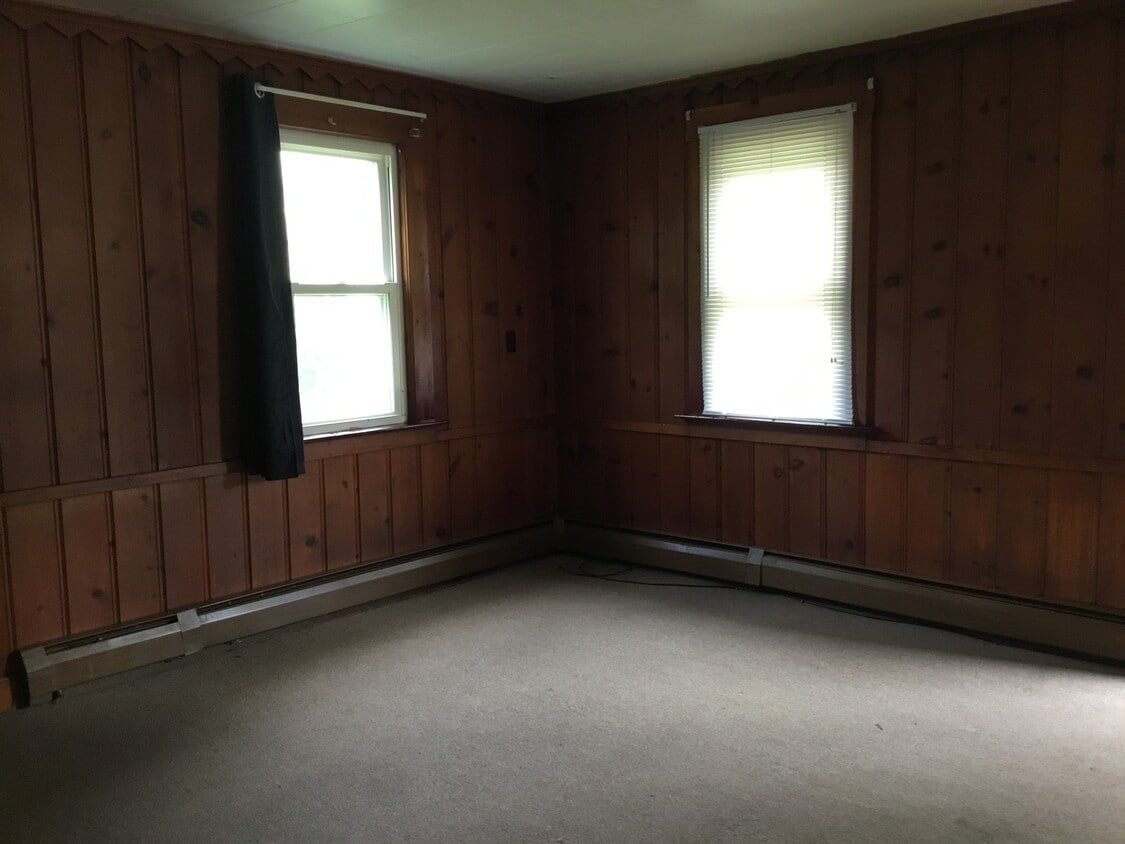 Building Photo - 446 Riverside Dr