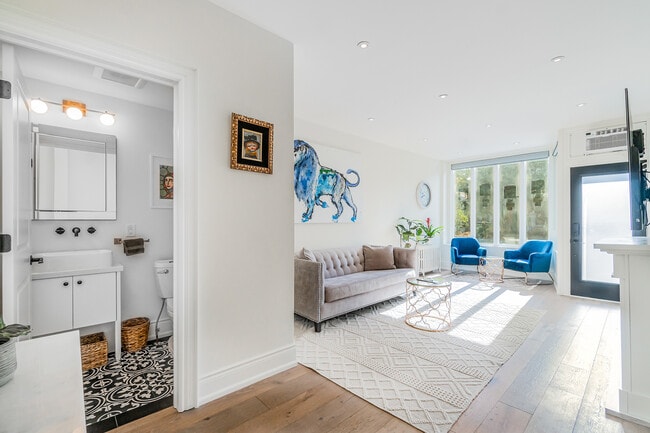 Building Photo - 466 Sammon Ave