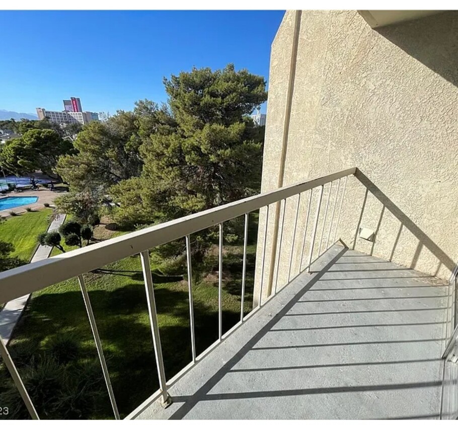 Foto del edificio - 750 S Royal Crest Cir
