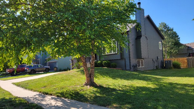 Building Photo - 13928 W 150th Terrace