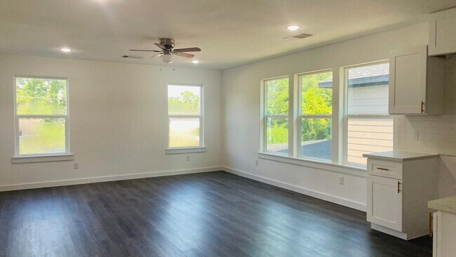 Building Photo - 8414 Sandra St