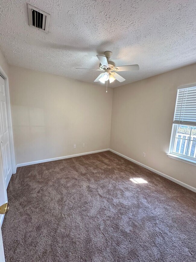 Foto del edificio - 3 Bed 2 Bath located in the Palm Cove Gated Community!