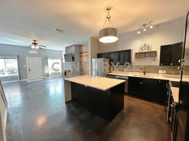 Building Photo - 2-Story 2/2/2 Townhome with Great Downtown...