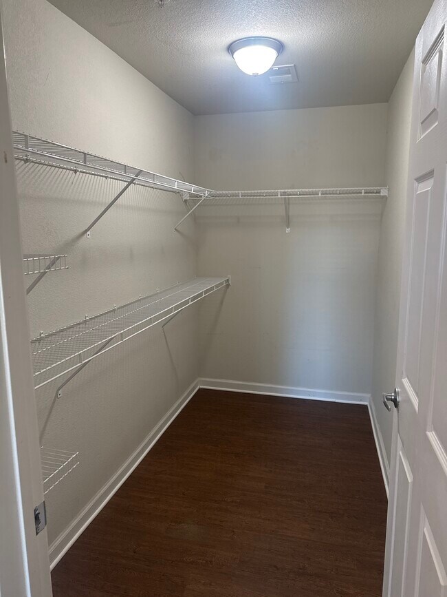 Armario para apartamento de 2 habitaciones / dormitorio principal - Abbington Glen