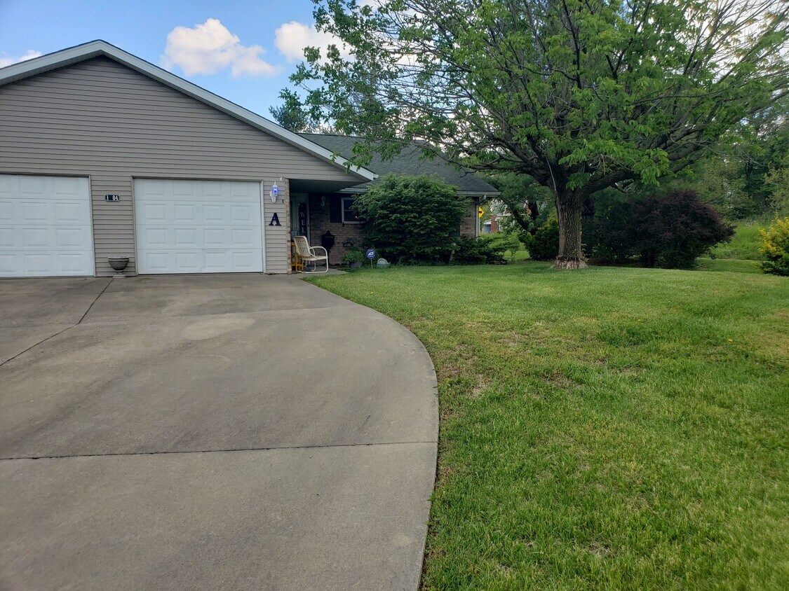 1101 Sandra Ct Unit 1101B, Murphysboro, IL 62966 Apartments in