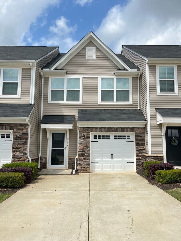 Foto principal - 3 Bed 2 Bath Townhome Located in Simpsonville