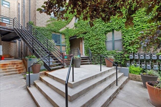 Building Photo - 2943 N Lincoln Ave