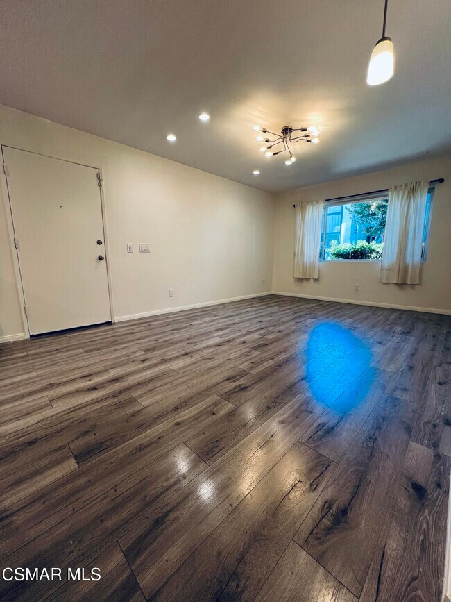Foto del edificio - 1342 E Hillcrest Dr