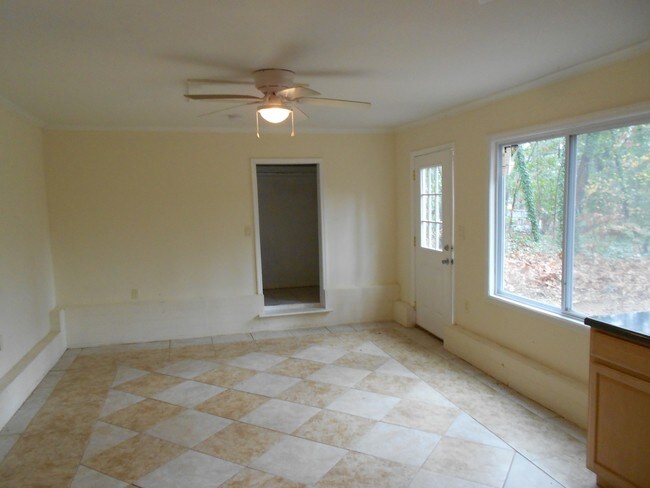 Building Photo - Cozy One Room Studio Apartment in Marietta!