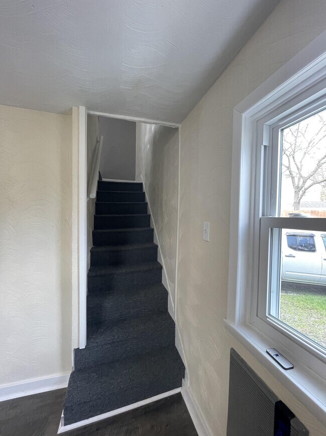 Building Photo - 628 Sidney St