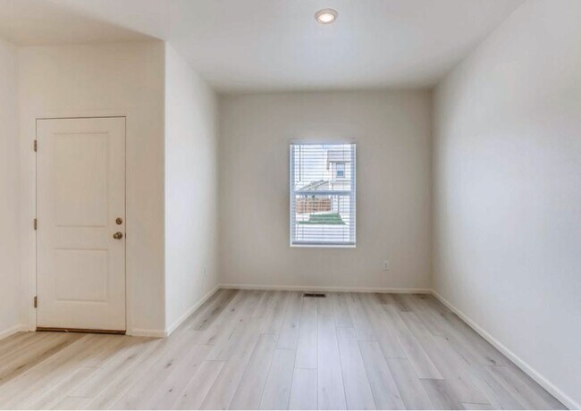 Foto del edificio - 7376 Blue River Ave