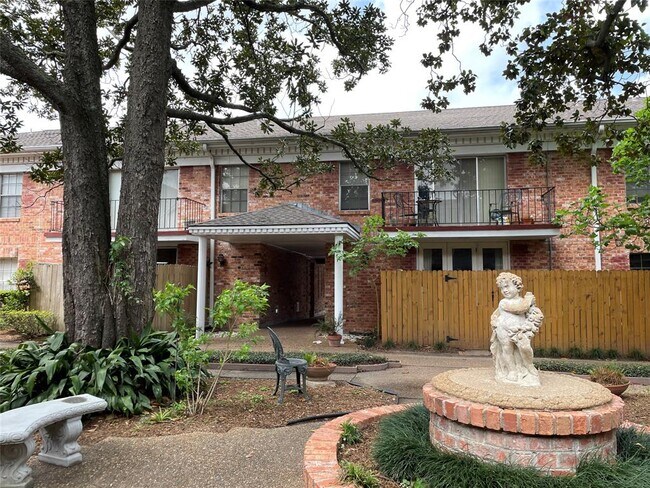 Foto del edificio - 2824 Briarhurst Dr