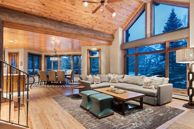 Foto del edificio - 395 Silverlode Dr