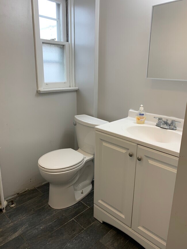 Baño 1 - 893 Penn St