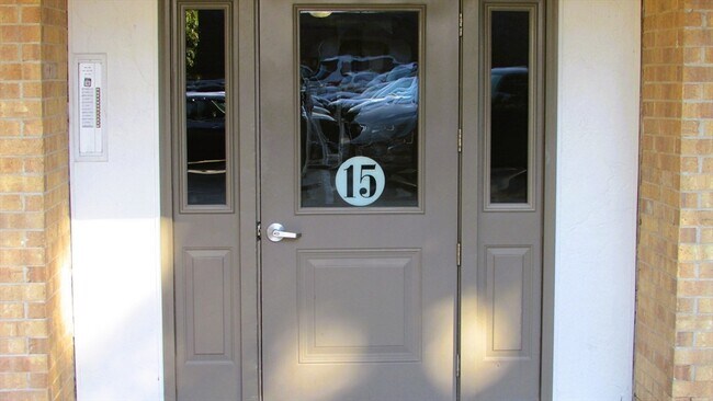 Building Photo - 15 Shadowbrook Ln