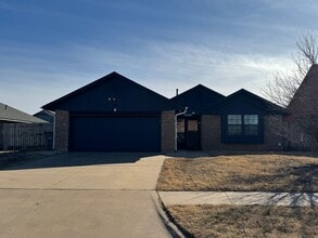 Building Photo - 3912 SW Parkridge Blvd