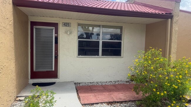 Foto del edificio - 425 Lake Helen Dr