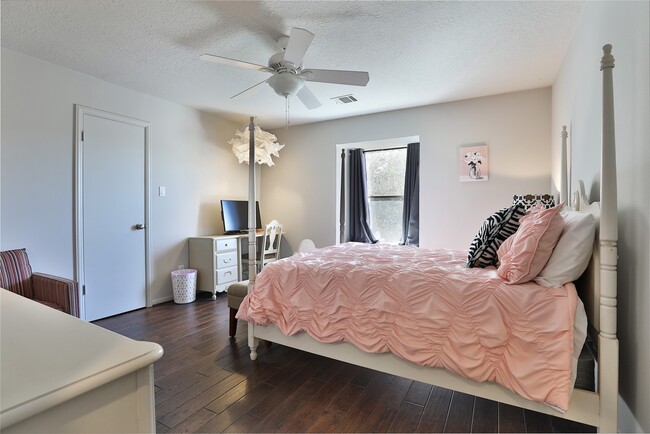 Foto del edificio - 1818 Brookchester Dr