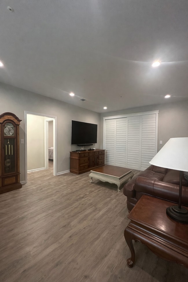 Building Photo - MOVE IN PROMO!!! ONE MONTH FREE --- Beautiful Condo walking distance to Grand Boulevard!