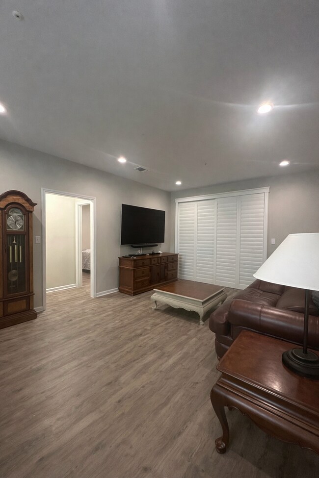 Foto del edificio - MOVE IN PROMO!!! ONE MONTH FREE --- Beautiful Condo walking distance to Grand Boulevard!