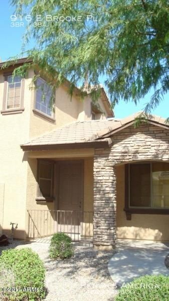 Building Photo - 916 E Brooke Pl