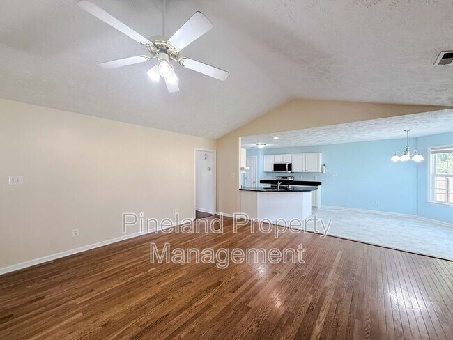 Foto del edificio - 219 Woodland Dr