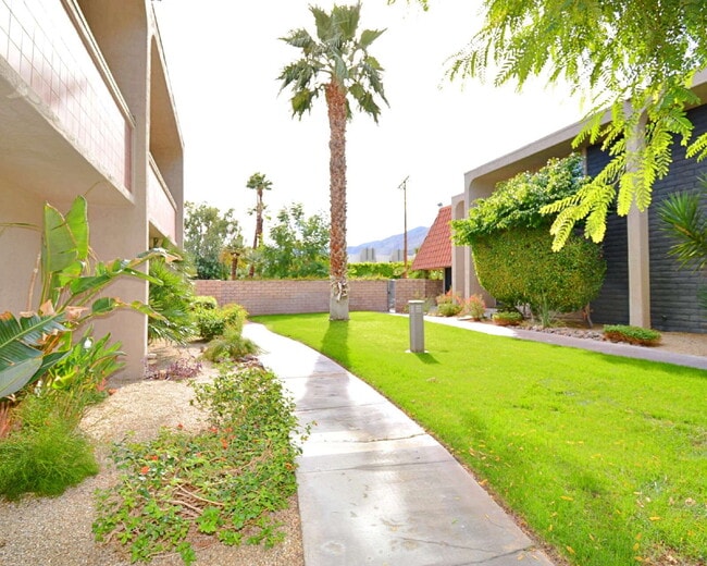 Building Photo - "Discover Your Oasis: Spacious 3-Bed Condo with Granite Touches in Palm Springs!"