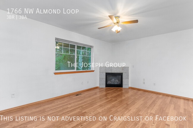 Building Photo - Spacious 3BD/2.5BA Home in Oak Harbor