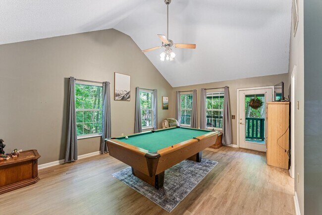 Foto del edificio - 1052 Twin Oaks Rd