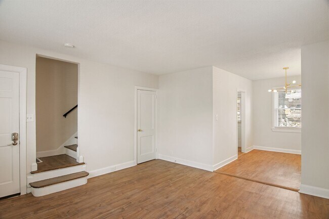 Foto del edificio - Spacious 1 Bedroom Duplex in Trinity Park, blocks from Duke! - Renovated & Pet Friendly
