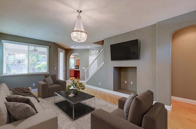 Building Photo - Spacious 4 Bedroom Home in North Clovis Ga...