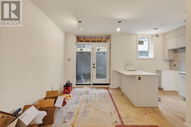 Building Photo - 608 Tweedsmuir Ave