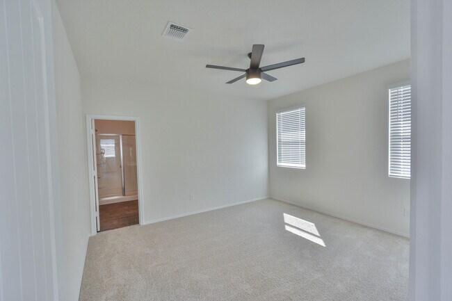Dormitorio principal con baño privado. - 3702 Chappie Lane