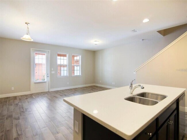 Foto del edificio - 15470 Honeybell Dr