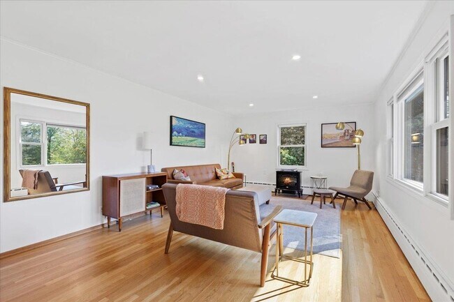 Foto del edificio - 275 Hillvale Rd